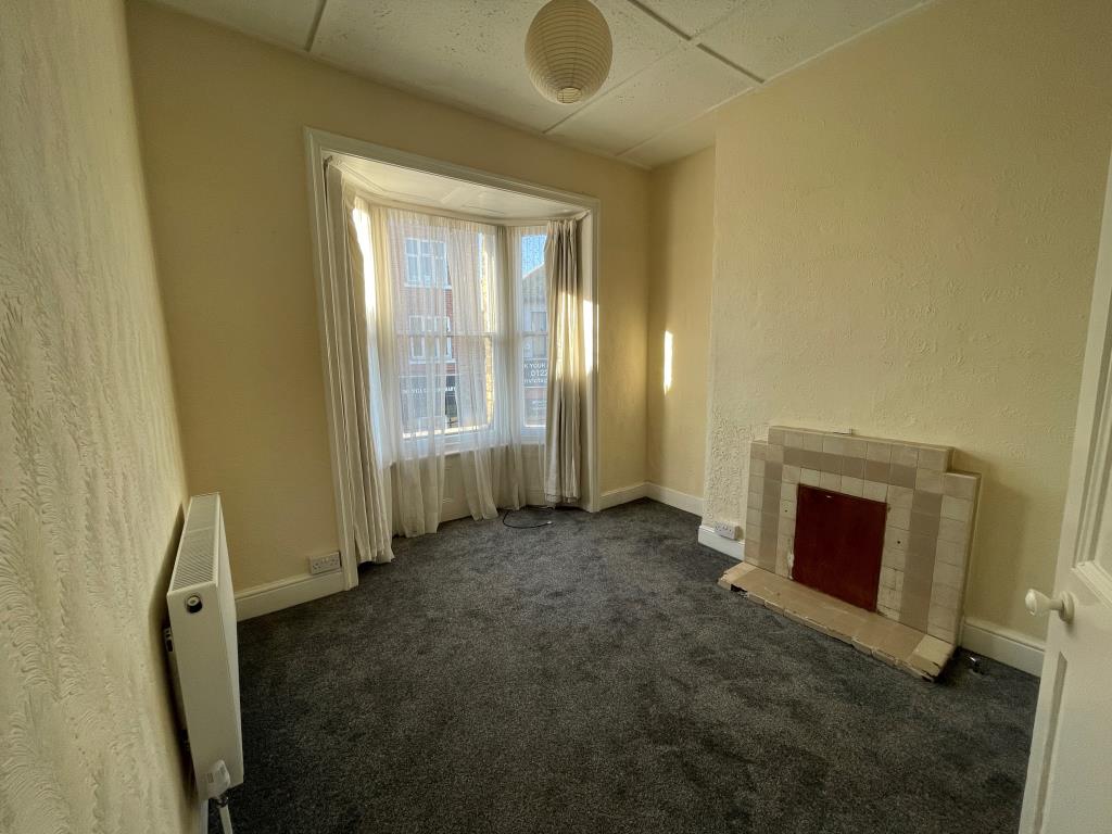 Lot: 138 - MIXED-USE PROPERTY IN HIGH STREET LOCATION - Living room with bay window